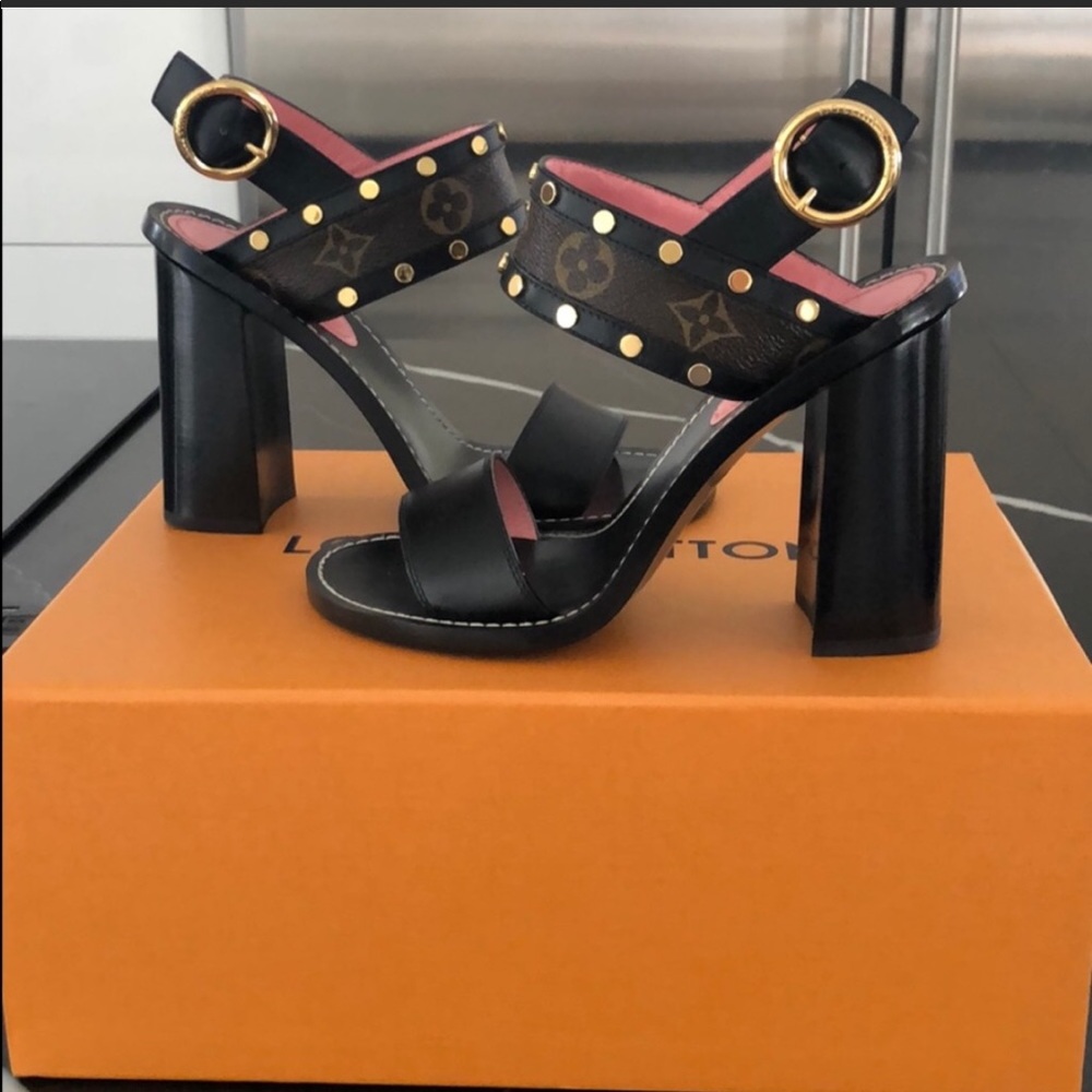 Louis Vuitton sandals size 39
